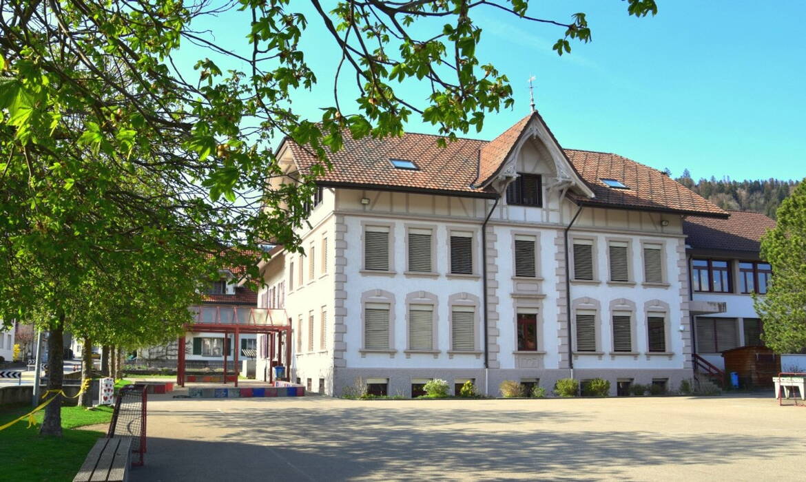 schulhaus-april.jpg schulhaus-april.jpg