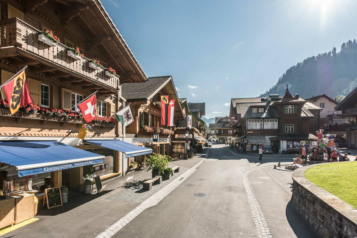 Dorfstrasse Adelboden im Sommer